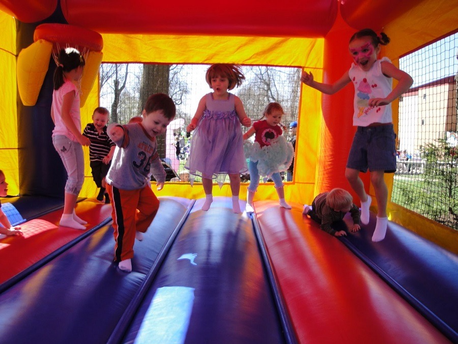 image-877900-kids-in-bouncing-house-9bf31.jpg